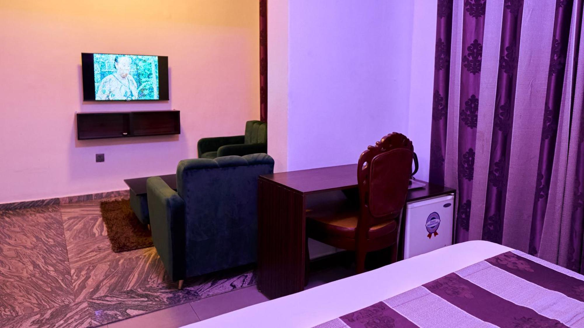 Crownedge Hotels Ikeja Exterior photo