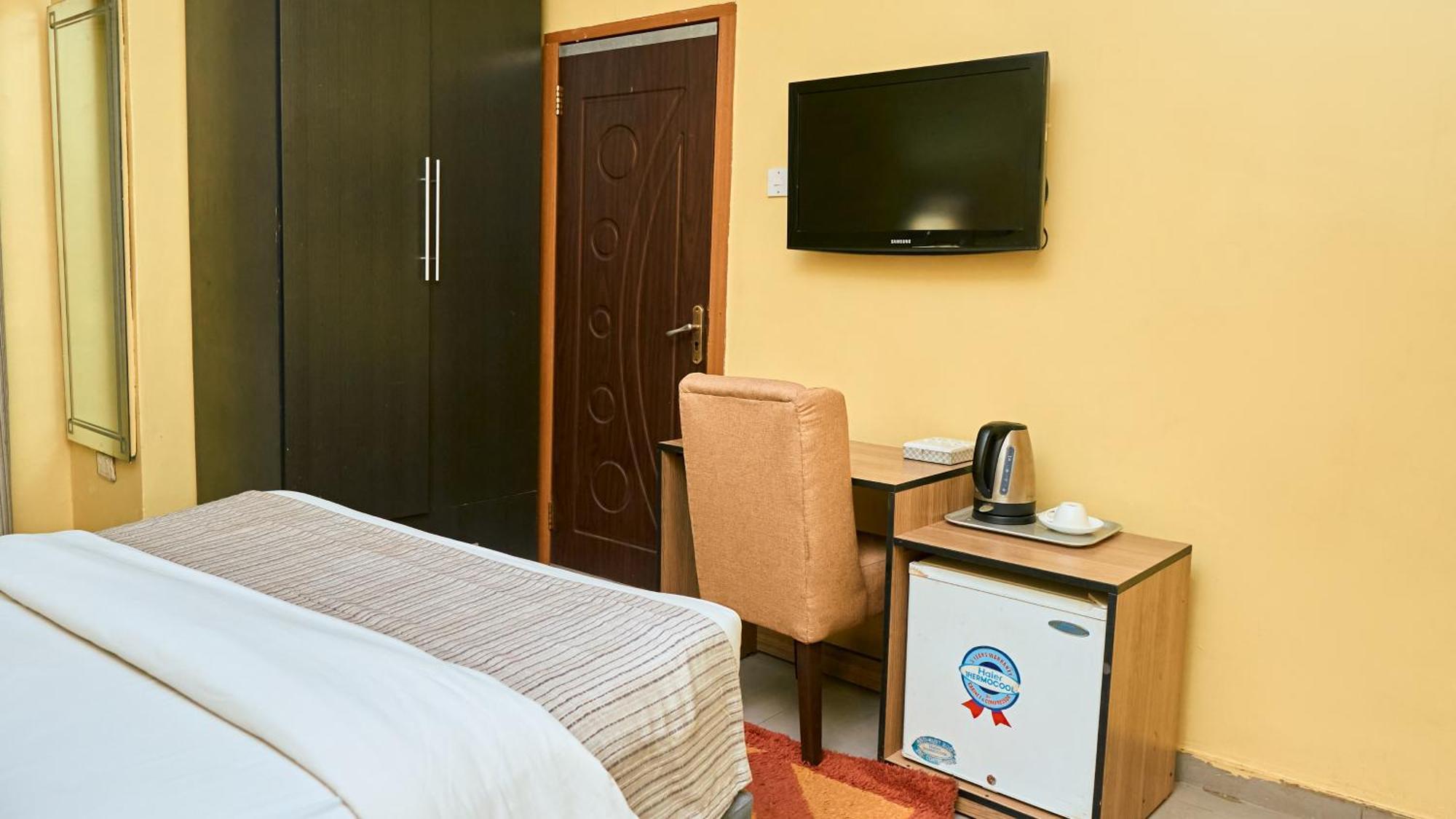 Crownedge Hotels Ikeja Exterior photo